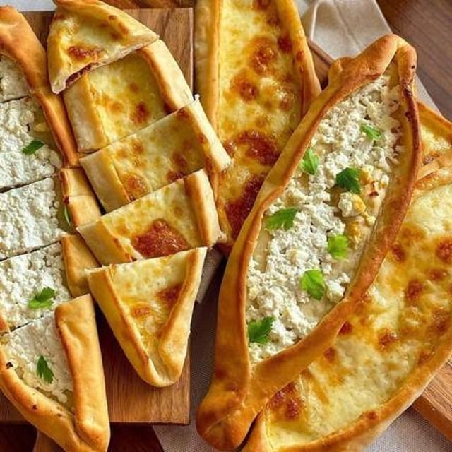 Beyaz Peynirli Ve Kasarli Pide.
